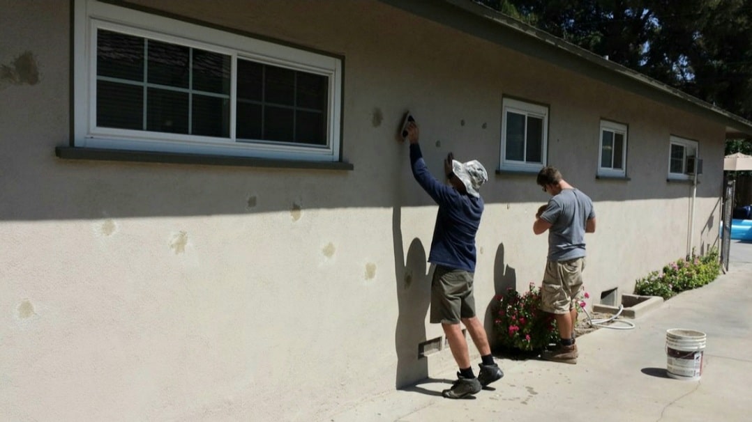 Read more about the article How Much Do Blown-In Insulation Contractors Charge? A Homeowner’s Guide
